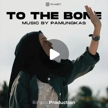 Cuplikan video To The Bone: perempuan berhijab mengangkat tangan di ruang terbuka