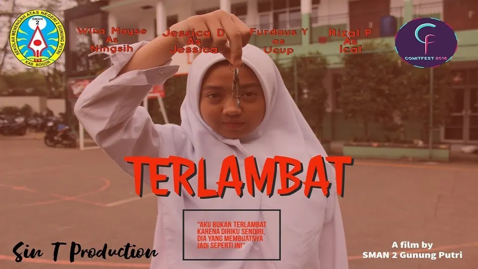 Poster film pendek horor Terlambat: siswi berhijab memegang kertas di lapangan sekolah